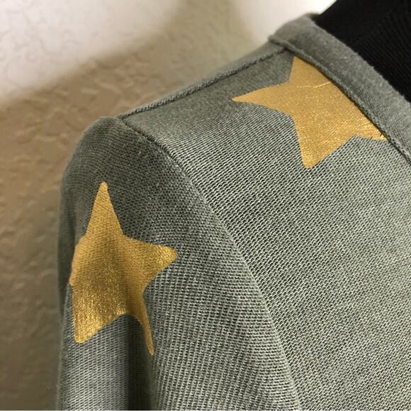 Chaser green and gold star print knit top size Medium - Picture 6 of 15